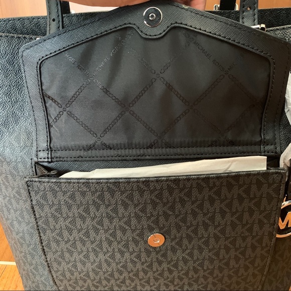 Michael Kors LG PKT MF TOTE in Black - Picture 6 of 7